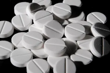 Snadno dostupný a zdánlivě neškodný. Paracetamolem se loni otrávilo nejvíc lidí za třináct let