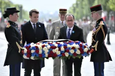 Macron prvně okusil prezidentskou funkci. S Hollandem uctil památku padlých