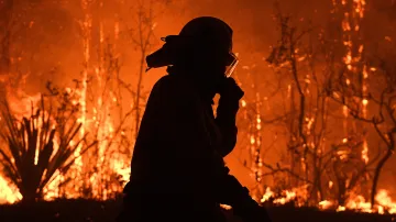 Australští hasiči marně bojují s plameny