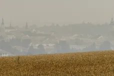 Lidé v Čechách se probudili v dýmu. Požáry u Hřenska byly patrné až v Praze či na Vysočině