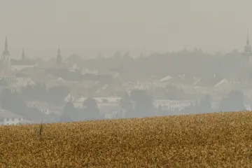 Lidé v Čechách se probudili v dýmu. Požáry u Hřenska byly patrné až v Praze či na Vysočině