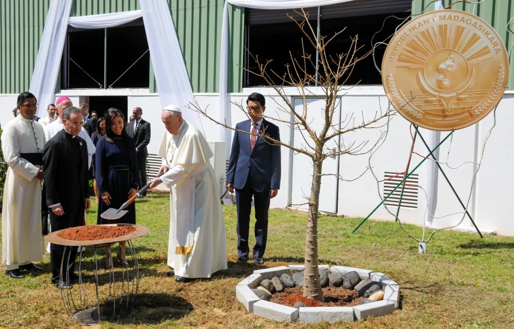 V prezidentském paláci zasadil symbolicky papež František a prezident Madagaskaru Andry Rajoelina strom baobabu.