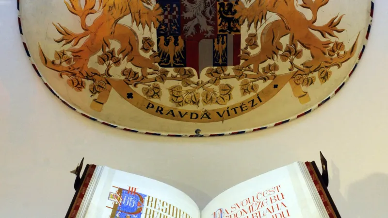 Ústavní listina Československé republiky z roku 1920 se slibem prezidenta republiky a velký státní znak ČSR