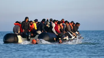 Skupina migrantů na cestě z Francie do Velké Británie