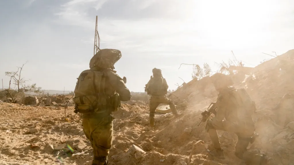 Izraelští vojáci zaujímají pozice během pozemní operace v Pásmu Gazy