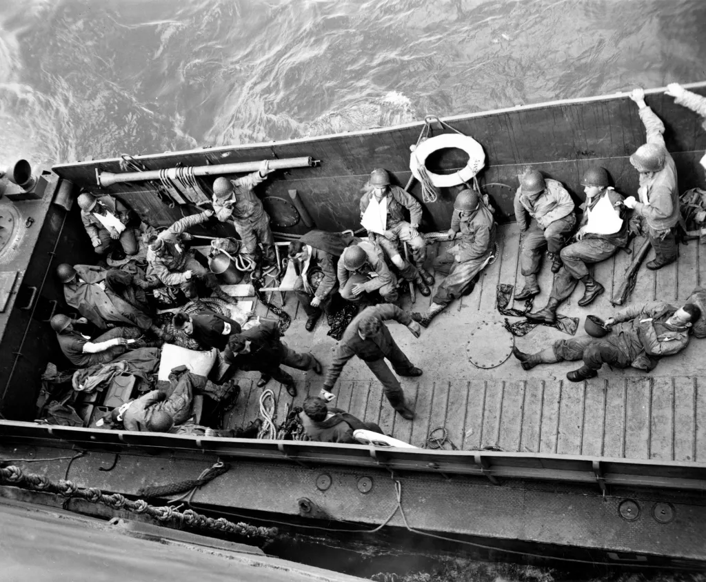 Přistávací člun obsluhovaný americkou pobřežní stráží evakuuje raněné k ošetření 6. června 1944