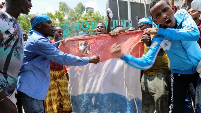Obyvatelé Mogadišu v reakci na Macronova slova ničí francouzskou vlajku