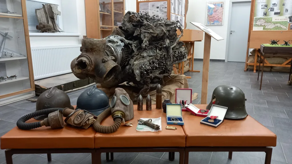 Exponáty ve Válečném muzeu v České Vsi