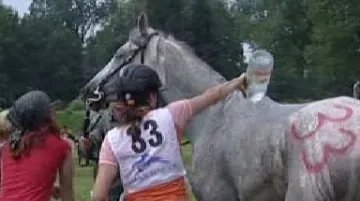 Jezdkyně ochlazuje svého koně