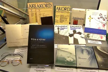 Zlu navzdory. Výstava připomíná básníka Zahradníčka a kněze Toufara