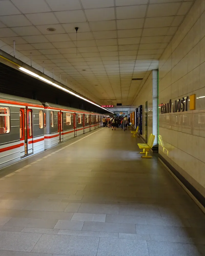 Metro na lince B po večerním požáru v okolí tubusu obnovilo provoz po celé trase