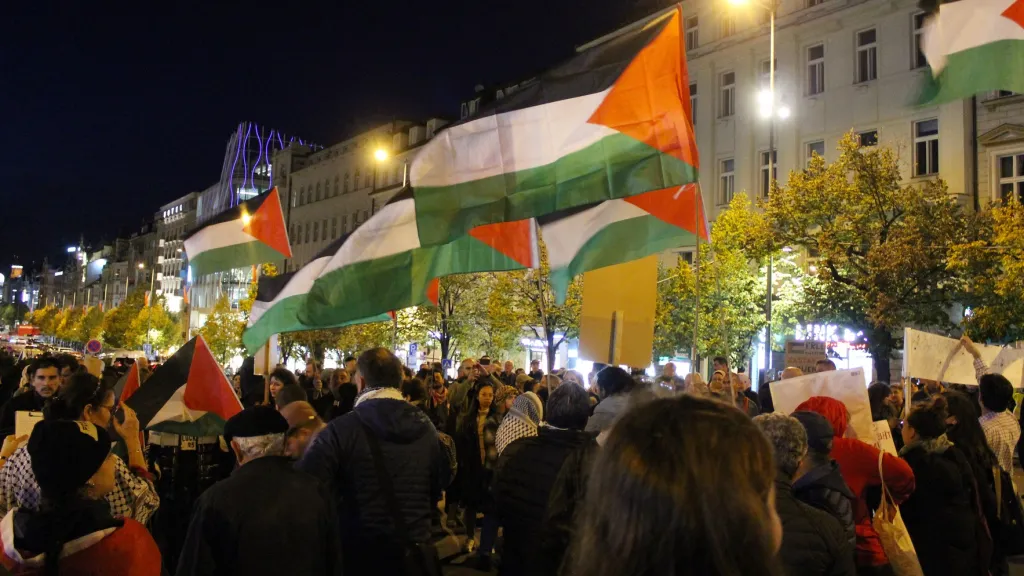 Demonstrace na podporu práv Palestinců na Václavském náměstí v Praze