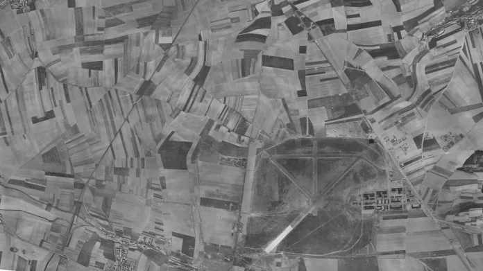 Dvě Prahy:  Jednu z největších stavevních expanzí zažil rozvoj letiště a okolí Ruzyně. Srovnání na leteckých fotografiích z let 1945 a 1988 vpravo