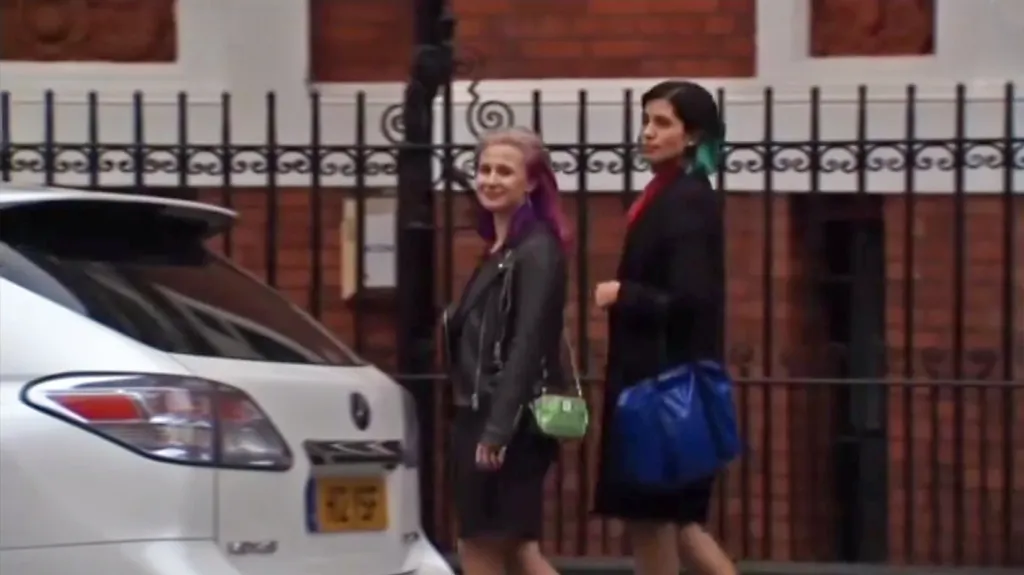 Marija Aljochinová a Naděžda Tolokonnikovová po setkání s Julianem Assangem