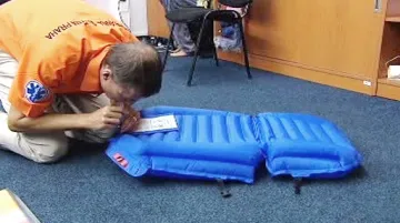 Pracovník záchranné služby nafukuje autosedačku