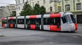 Prahou projíždí historické tramvaje, připomínají výročí 130 let od první elektrické jízdy v Čechách