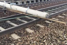 Vichr se prohnal Českem: Strom zabil řidiče, spadlý sloup omezil vlaky z Prahy na Moravu