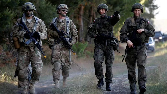 Vojáci NATO na cvičení v Polsku