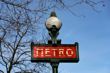 Útočník pobodal tři ženy v pařížském metru