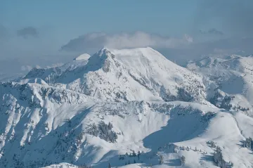 V rakouských Alpách začali vyprošťovat těla tří Čechů, které zabila lavina