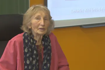 Poslední přeživší Ležáků v den svých narozenin mluvila se školáky o tehdejší tragédii