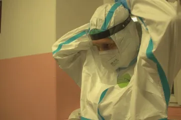 Po práci třeba ještě směna v nemocnici. Dobrovolníci pomáhají přetíženému personálu