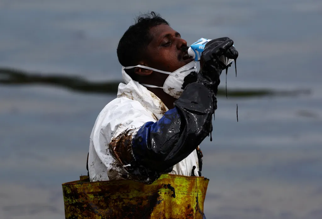 Pracovník se během odstraňování ropné skvrny zchlazuje