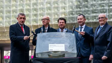 Premiér Andrej Babiš (vlevo), ministr kultury Oto Klempíř (druhý zleva) a generální ředitel Národního divadla Jan Burian (vpravo) při zahájení rekonstrukce Nové scény