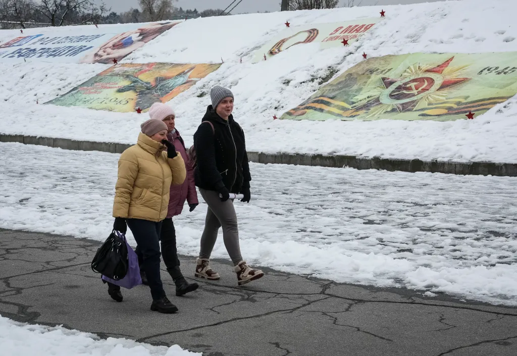 Ruské plakáty z osvobozeného Chersonu lemují cesty v Kyjevě