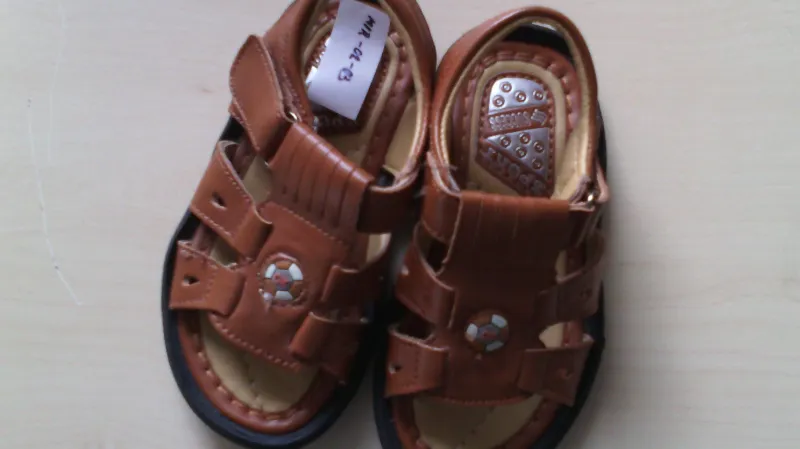 Chlapecké sandály obsahovaly olovo