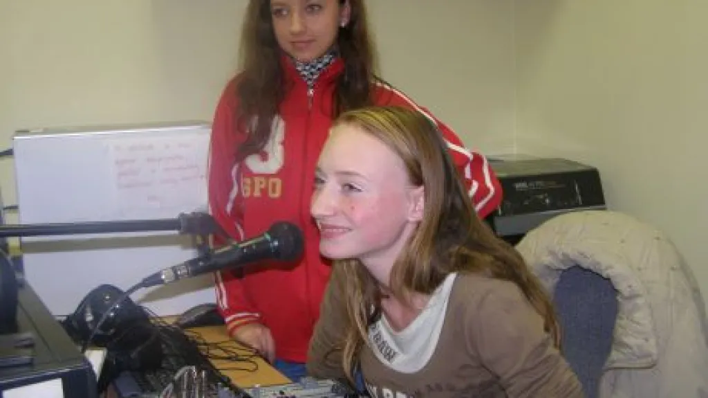 Lánovští školáci při přípravě rozhlasového vysílání