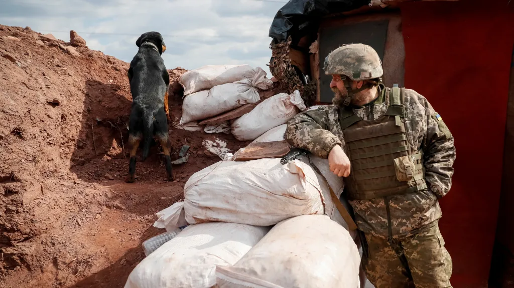 Ukrajinský voják hlídkuje na frontě poblíž města Bachmut