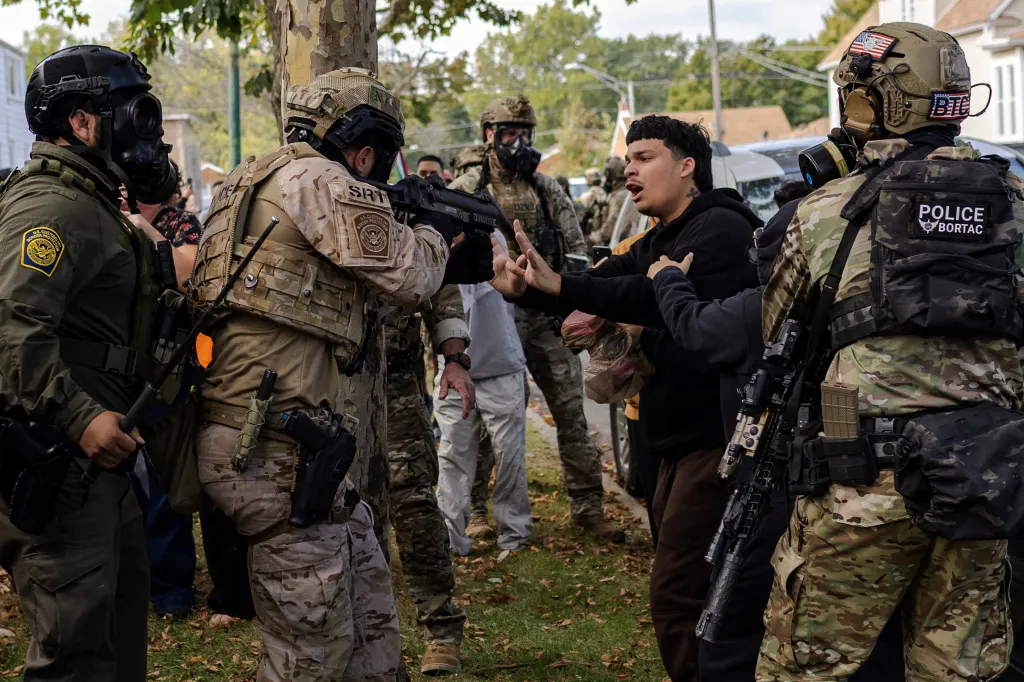 Střet americké federální policie se členy komunity po zadržení muže v Chicagu