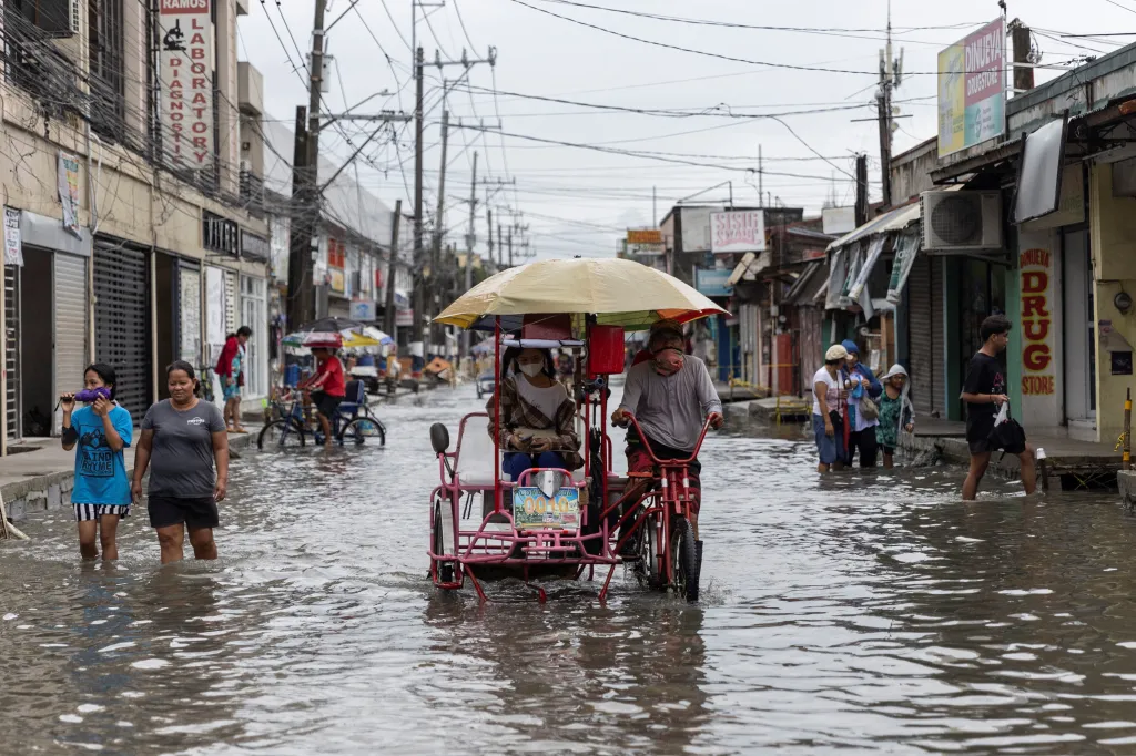 Obyvatelé se brodí zaplavenými ulicemi