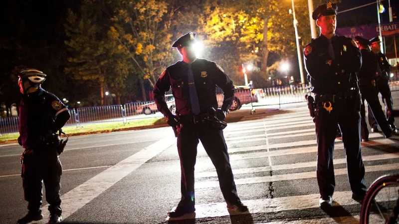Policisté monitorují různorodé protestní akce před univerzitou