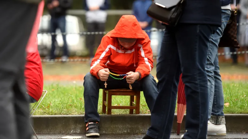 Účastníci modlitby v Chalupkách