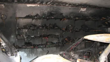 Oheň zničil garáž