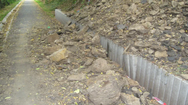 Cyklostezka uzavřená kvůli sesuvu půdy