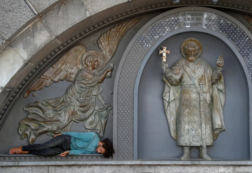 Znavený muž usnul u sochy svatého Volodymyra pod levitujícím andělem v Kyjevě