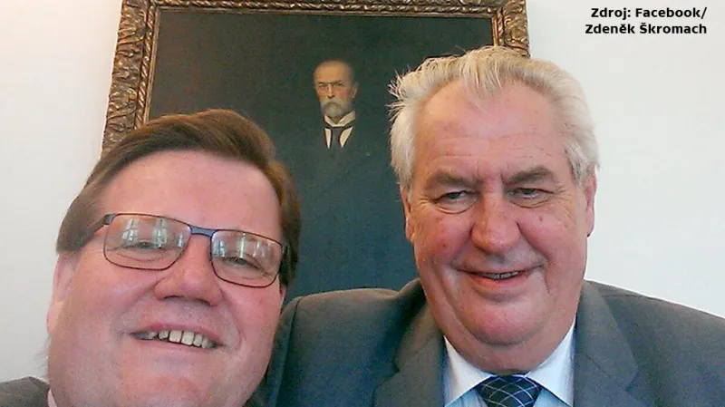Selfie Zdeňka Škromacha s Milošem Zemanem před portrétem T. G. Masaryka