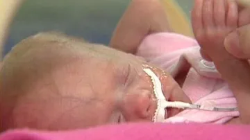 Nedonošené miminko v inkubátoru