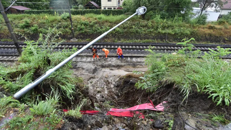 Sesuv na železniční trati u Černošic