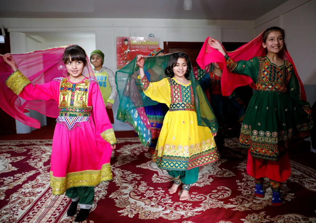 Dívky tráví volno při nácviku folklorních tanců