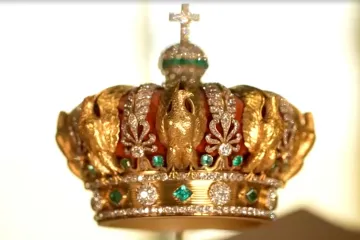 Korunu poškozenou při loupeži v Louvru půjde restaurovat do původního stavu