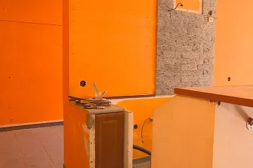 Děti z dětských domovů s vysokoškoláky letos bydlet nebudou. Unikátní projekt brzdí opravy domu