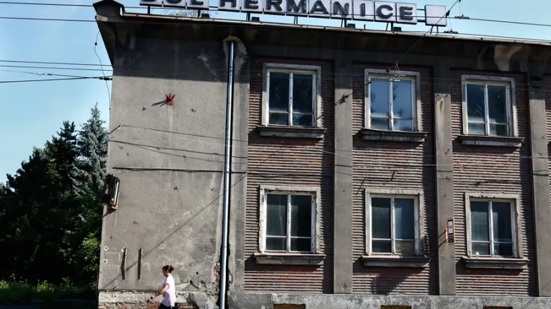 Chátrající budovy bývalých dolů není v Ostravě těžké najít. Některé s sebou nesou i pohnutou politickou historii. Důl Heřmanice se kdysi jmenoval Viktoria, později Generalissimus Stalin nebo Rudý říjen. V minulém režimu zaměstnával odsouzené z nedaleké věznice.