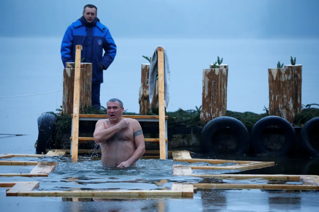 Muž se polévá ledovou vodou poblíž běloruské vesnice Pilnica