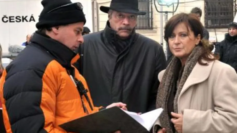 Režisér Filip Renč a herci Juraj Kukura a Simona Stašová při natáčení filmu Zrozen bez porodu