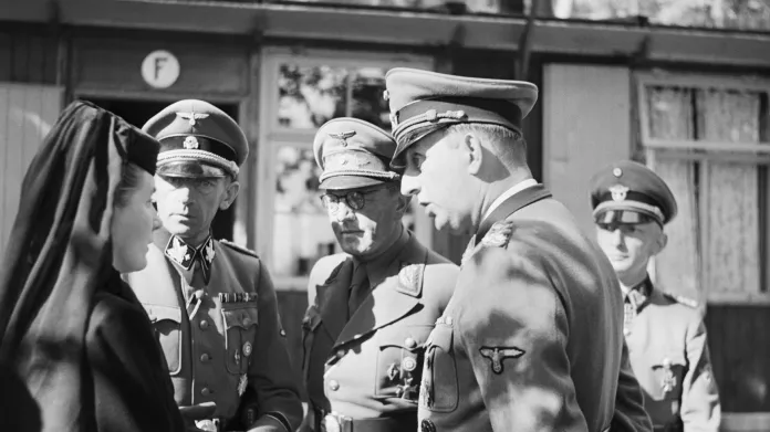 Kurt Daluege (vpravo) v hovoru s Linou Heydrichovou