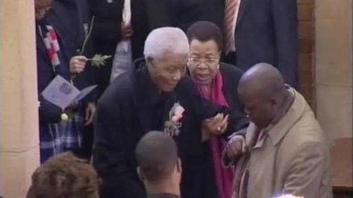 Zachmuřený Nelson Mandela je přiváděn na rozloučení s pravnučkou